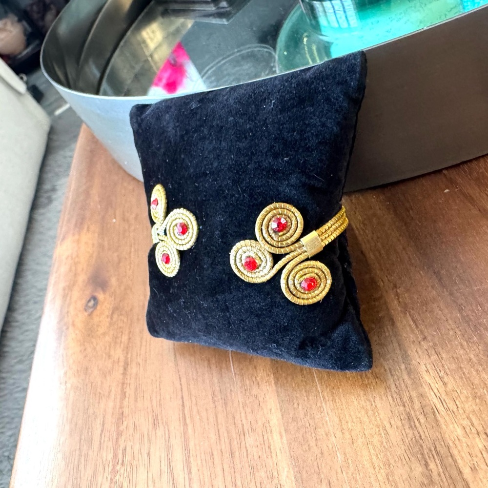Brazil Gold and Red Spiral Wrapped Bracelet - Picture 4 of 7